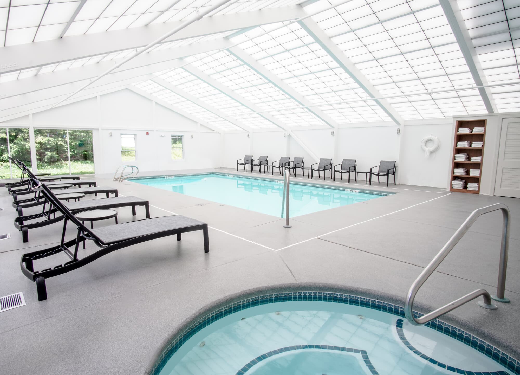 Yankee Inn indoors pool