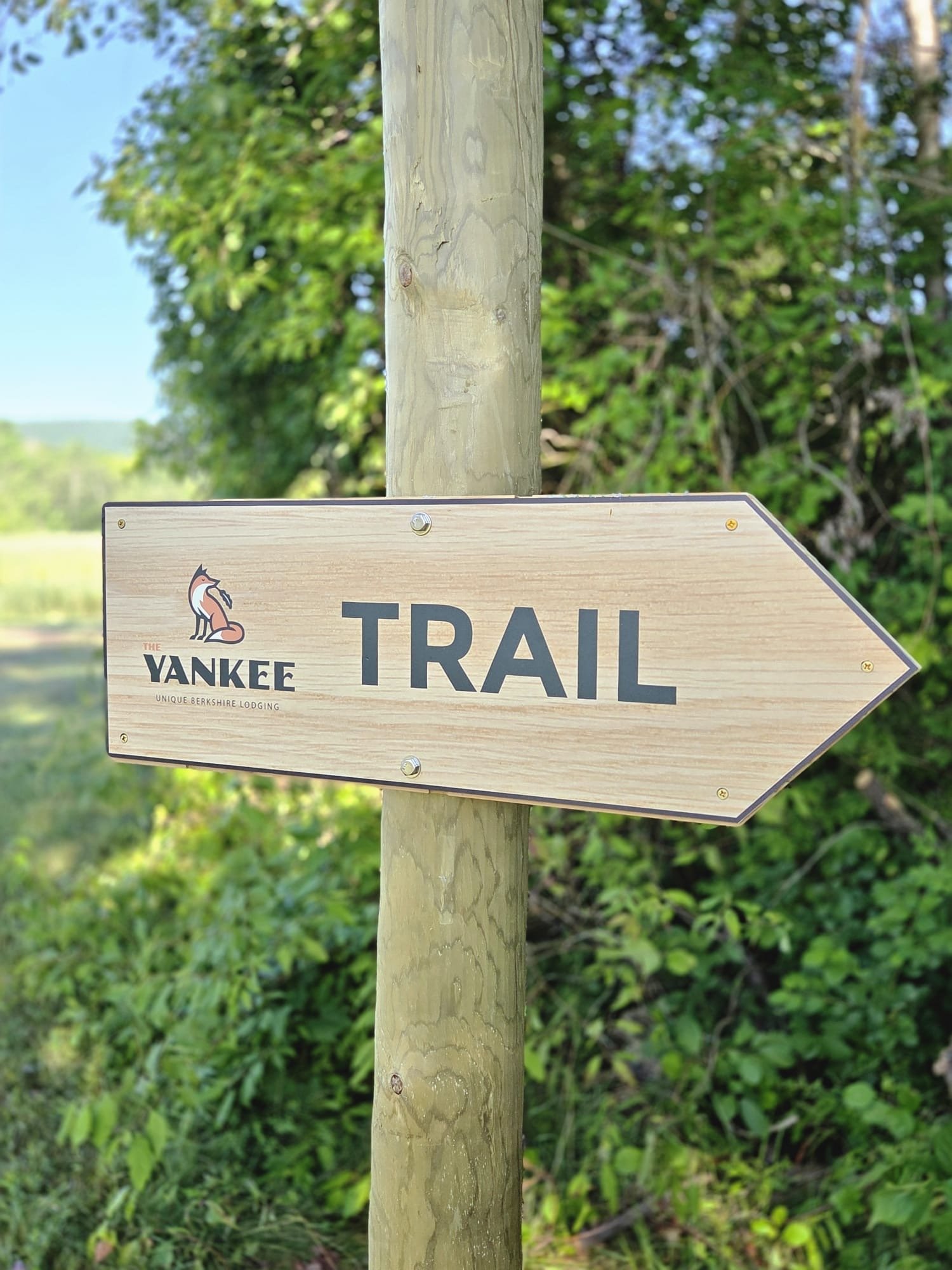 Hiking trail marker featuring the Yankee Inn logo.
